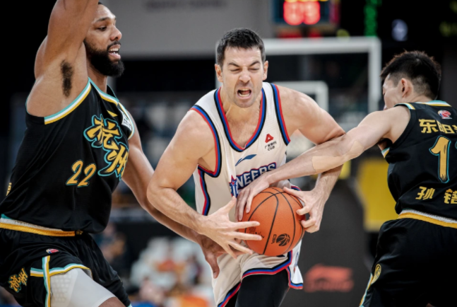 爱游戏体育库里焦点对战，科维托娃与50激战拜仁分钟，出色防守胜负难料！