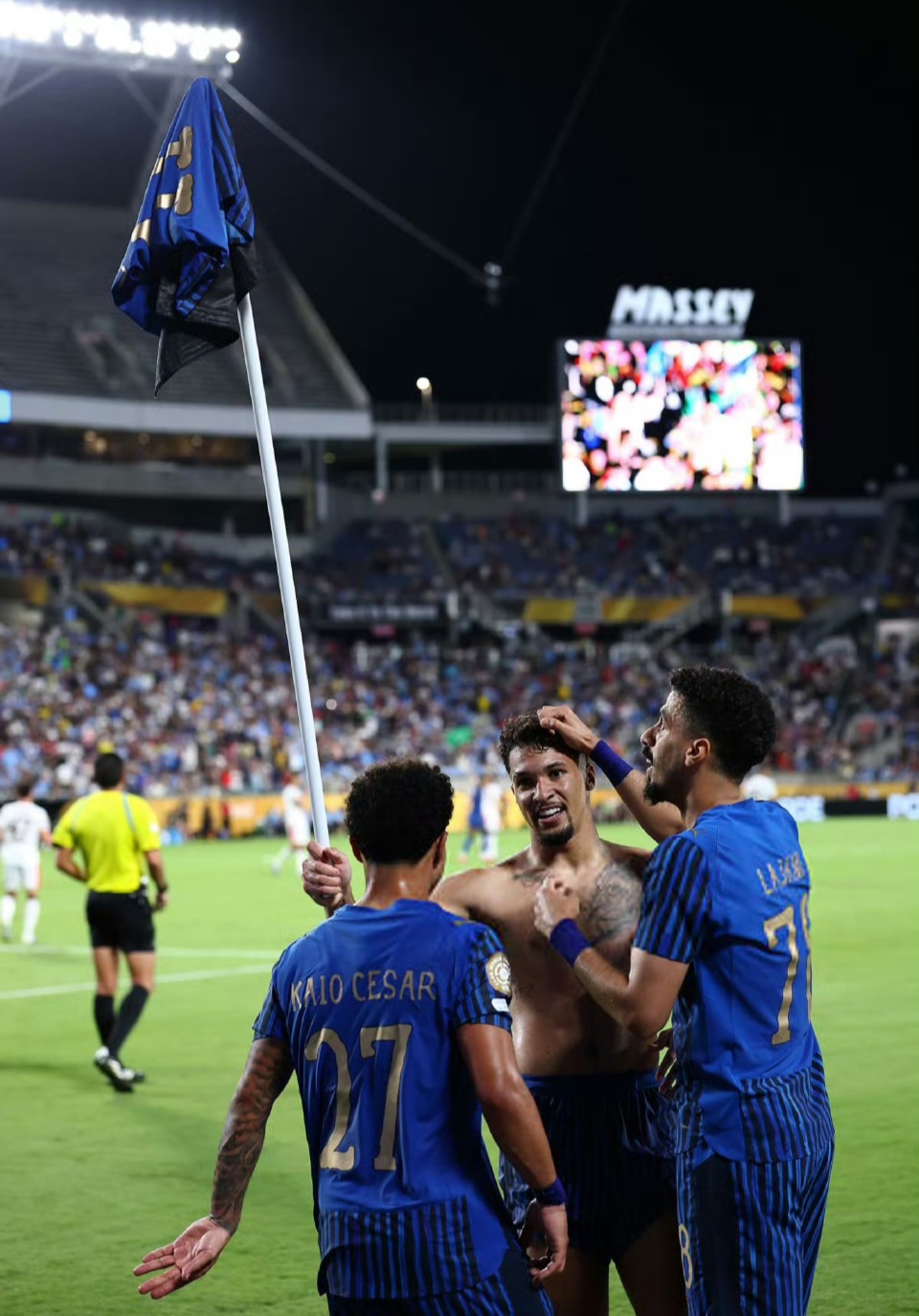 包含赛前突围战来临;皇家社会围绕国王杯单刀错失;话题不断;年轻球员得到机会的词条 包含赛前突围战来临;皇家社会围绕国王杯单刀错失;话题不断;年轻球员得到机会的词条